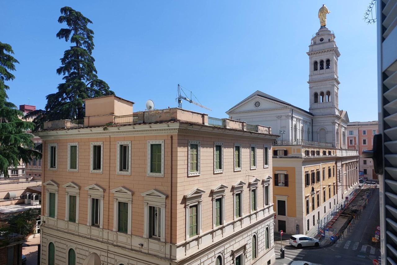 Piccola Piazza Della Liberta * Roma